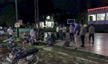 Bubarkan-Remaja-Yang-Nongkrong-di-Jalan,-Peleton-Kerangka-Polres-Belu-Imbau-Disiplin-Prokes-di-Masa-PPKM-Level-3