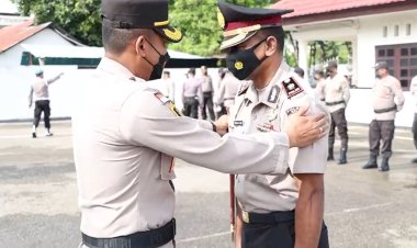 Jelang-Purna-Tugas,-Kabag-Ren-Polres-Belu-Dapat-Hadiah-Istimewa-dari-Polri-Berupa-Kenaikan-Pangkat-Pengabdian