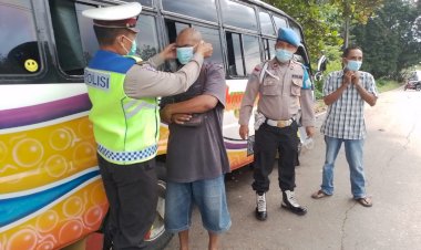 Dua-Hari-Turun-Operasi,-Satgas-Ops-Keselamatan-Polres-Belu-Gelar-Penyuluhan-dan-Bagi-Masker-Gratis-untuk-Pengendara