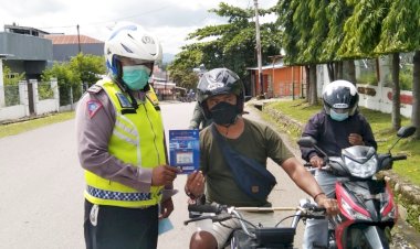 Gelar-Ops-Keselamatan-di-Jalur-ini,-Sat-Lantas-Polres-Belu-Bagi-Masker-dan-Buku-Keselamatan-Berkendara