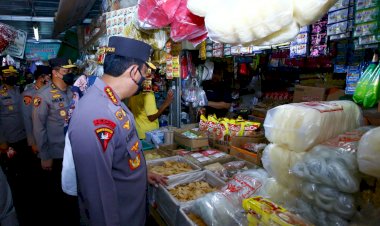 Kapolri-Turun-Langsung-ke-Pasar-Pastikan-Stok-Minyak-Goreng-Untuk-Warga-Aman