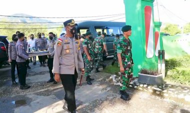 Kompak,-Kapolres-Belu-bersama-Danyonif-RK-744/SYB-datangi-Markas-Satgas-Pamtas-Beri-Kejutan-di-HUT-ke-57-Yonif-743/PSY