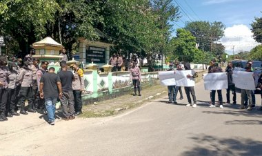 Kapolres-Belu,-AKBP-Yosep-Krisbiyanto-Pimpin-Pengamanan-Aksi-Damai-Forum-Masyarakat-Perbatasan-Korban-Ketidakadilan