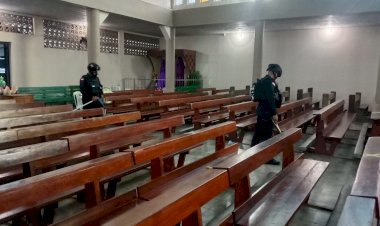 Jamin-Keamanan-Ibadah-Misa-Jumat-Agung,-Brimob-Kompi-3-Yon-A-Pelopor-Belu-Lakukan-Sterilisasi-di-Gereja