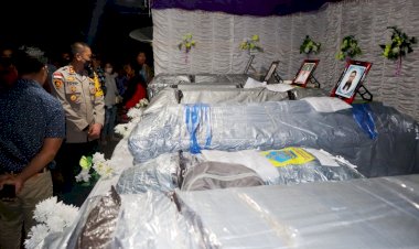 Turut-Berduka-Cita,-Kapolres-Belu-bersama-Jajaran-Jemput-14-Jenazah-Warga-Belu-Korban-Kecelakaan-Maut-di-Papua-Barat