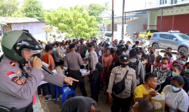 Jamin-Keamanan-dan-Subsidi-Tepat-Sasaran,-Polres-Belu-Kawal-Penyaluran-3000-Liter-Minyak-Goreng-Curah