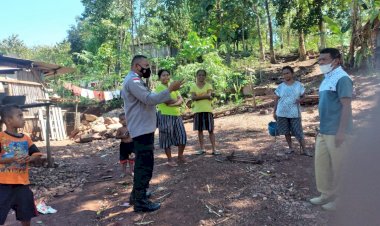 Antisipasi-Ledakan-Covid-19,-Bhabinkamtibmas-Fatukbot-Imbau-Masyarakat-Tetap-Patuhi-Prokes-di-Ruangan-Tertutup