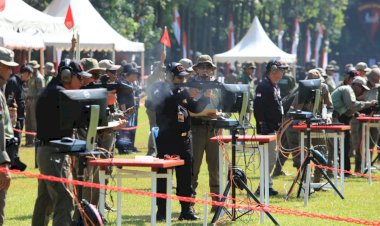 Pati-Polri-dan-Wartawan-Ramaikan-Lomba-Menembak-Piala-Kapolri