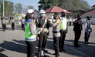 Sematkan-Pita-Operasi,-Kapolres-Belu,-AKBP-Yosep-Krisbiyanto-Pimpin-Apel-Gelar-Pasukan-Ops-Patuh-Turangga-2022