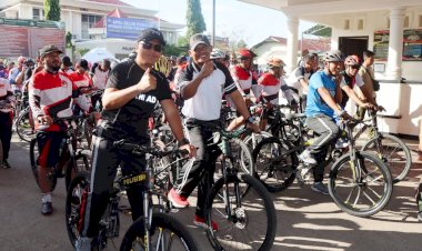 Akhir-Pekan-Penuh-Warna,-Polres-Belu-Bersama-TNI-dan-Insan-Pers-Gelar-Olahraga-Bersama-dan-Fun-Bike-Sambut-Hari-Bhayangkara-ke-76