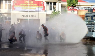 Seru,-26-Personil-Polres-Belu-dan-Brimob-Kaget-Dihujani-Water-Canon-Usai-Upacara-Kenaikan-Pangkat