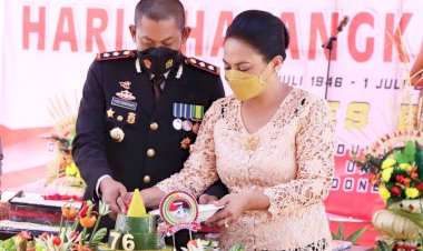 Rayakan-Syukuran-Hari-Bhayangkara-ke-76,-Kapolres-Belu-Potong-Tumpeng-dan-Serahkan-Hadiah-kepada-Pemenang-Lomba