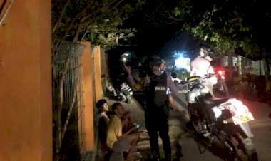 Temui-Sekelompok-Pemuda-Saat-Patroli-Malam,-Anggota-Samapta-Beri-Imbauan-ini-Untuk-Kamtibmas-yang-Kondusif