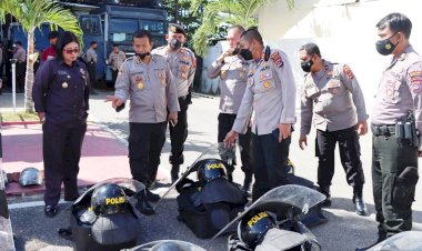 Didampingi-Kapolres-Belu,-Puslitbang-Polri-Cek-Peralatan-Dalmas-dan-PHH-Jelang-Pemilu-2024