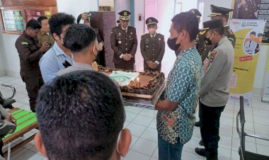 HUT-Adhyaksa-ke-62,-Kapolres-Belu-dan-Jajaran-Bawa-Kue-Ulang-Tahun-Serbu-Kejaksaan-Negeri-Atambua