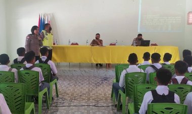 Kompak,Sat-Binmas-dan-Lantas-Polres-Belu-Turun-ke-SMA-Kristen-Imbau-Pelajar-Jauhi-Kenakalan-Remaja-dan-Tertib-Lalu-Lintas