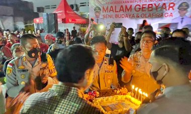 Hadir-di-Malam-Gebyar-Seni,-Budaya-dan-Olahraga,-Kapolres-Belu-Beri-Kejutan-di-Ulang-Tahun-Bupati-Belu-ke-62