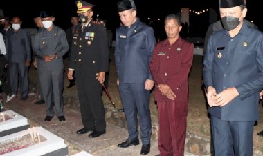 Jelang-HUT-RI-ke-77,-Kapolres-Belu-Hadiri-Apel-Kehormatan-dan-Renungan-Suci-di-Taman-Makam-Pahlawan-Seroja