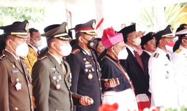 Didampingi-Istri-dan-Pejabat-Utama,-Kapolres-Belu-Hadiri-Upacara-HUT-Ke-77-Kemerdekaan-RI