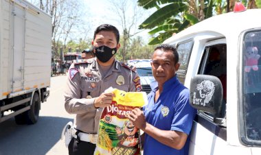 Dari-Pasar-Baru-Hingga-Batas-Kota,-Sat-Lantas-Polres-Belu-Salurkan-Beras-untuk-Sopir-dan-Tukang-Ojek