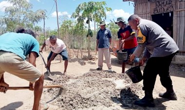Dikerjakan-secara-Swadaya,-Bhabinkamtibmas-Fatukbot-Polres-Belu-Gotong-Royong-Bangun-Septic-Tank-untuk-Penyandang-Disabilitas
