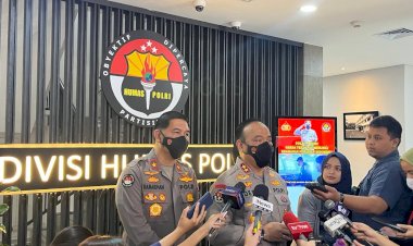 Kerahkan-Tim-DVI,-Polri-Gerak-Cepat-Berikan-Pertolongan-Korban-Kerusuhan-Laga-Arema-Vs-Persebaya