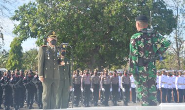 Jelang-Hari-Ulang-Tahun-TNI-ke-77,-Polres-Belu-Bersama-Jajaran-TNI-Ziarah-ke-Taman-Makam-Pahlawan-Seroja