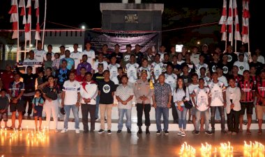 Pray-For-Kanjuruhan,-Kapolres-Belu-Bersama-Ratusan-Pecinta-Sepakbola-di-Tapal-Batas-Gelar-Aksi-1000-Lilin-dan-Doa-Bersama
