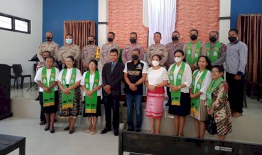 Serentak-di-Sejumlah-Gereja-,-Polres-Belu-Bersama-Ribuan-Umat-Kristiani-Gelar-Doa-Bersama-untuk-Korban-Tragedi-Kanjuruhan