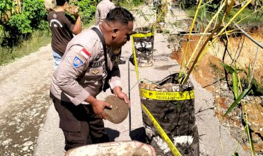 Jalan-Raya-Penghubung-Lima-Kecamatan-Longsor,-Anggota-Polsek-Tasifeto-Timur-Turun-Pasang-Garis-Polisi