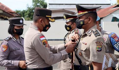 Kapolres-Belu,-AKBP-Yosep-Krisbiyanto-Pimpin-Upacara-Sertijab-Kasat-Reskrim-dan-Kapolsek-Lasiolat