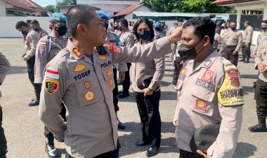 Cek-Kedisiplinan-Anggota,-Kapolres-Belu-Secara-Mendadak-Periksa-Sikap-Tampang-dan-Surat-surat-Anggota