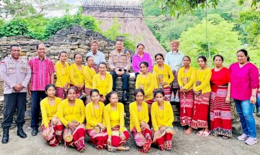 Wisata-Budaya,-Kapolres-Belu-dan-Ketua-Bhayangkari-Kunjungi-Fulan-Fehan-dan-Tiga-Kampung-Adat-di-Lamaknen