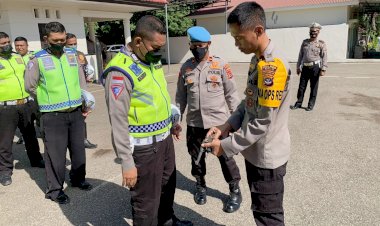 Uji-Disiplin-dan-Kesiapsiagaan-Personel-dalam-Pelaksanaan-Tugas,-Wakapolres-Belu-Periksa-Senjata-Api-Hingga-Sikap-Tampang