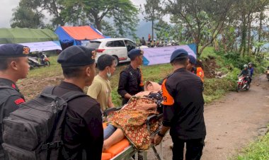 Pertolongan-korban-gempa-Cianjur-di-desa-terisolir-dilakukan,-Brimob-Polri-evakuasi-dengan-tandu
