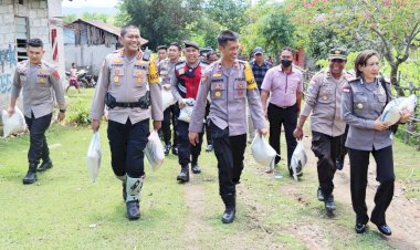 Tak-Peduli-Cuaca-Panas,-Kapolres-Belu-Bersama-Wakapolres-dan-Pejabat-Utama-Tempuh-Jalan-Kaki-Salurkan-Beras-untuk-Warga-Kurang-Mampu
