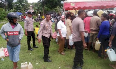 Jamin-Keamanan-dan-Penyaluran-Tepat-Sasaran,-Polres-Belu-Kawal-Operasi-Pasar-Murah-Minyak-Tanah-di-Atambua