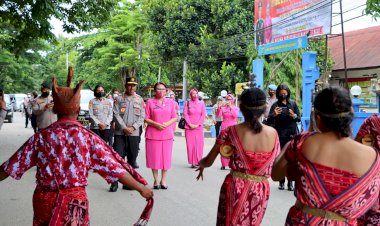 Injakkan-Kaki-di-Polres-Belu,-Kapolda-NTT-Disambut-Tarian-Likurai-dan-Jajar-Kehormatan