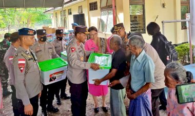 Polri-Peduli-Sesama,-Kapolda-NTT-Salurkan-120-Paket-Sembako-untuk-Masyarakat-Kakuluk-Mesak