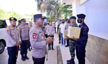 Beri-Motivasi-dan-Semangat,-Kapolda-NTT,-Irjen-Pol.-Drs.-Johni-Asadoma,-M.Hum-Bagikan-Bingkisan-kepada-Prajurit-TNI-Polri-di-Tapal-Batas-RI-RDTL