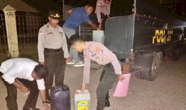 Satgas-Ops-Pekat-Polres-Belu-Amankan-Ratusan-Liter-Miras-Tradisional-di-Pasar-Lolowa,-Pemilik-Berhasil-Kabur