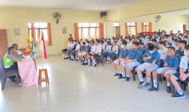Pentingnya-Keselamatan-di-Jalan-Raya,-Sat-Lantas-Polres-Belu-Turun-ke-SMP-Santa-Agela-Beri-Penyuluhan-Tertib-Berlalu-Lintas