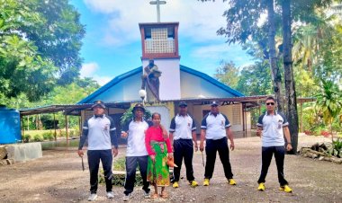 Jelang-Perayaan-Natal-dan-Tahun-Baru,-Anggota-Polsek-Tasifeto-Timur-Kerja-Bakti-di-Gereja-St.Paulus-Wedomu