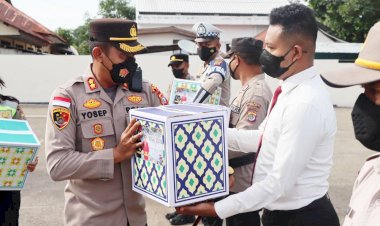 Sambut-Nataru,-Kapolres-Belu,-AKBP-Yosep-Krisbiyanto-Bagi-Bingkisan-Natal-untuk-Personil-Polri-dan-ASN