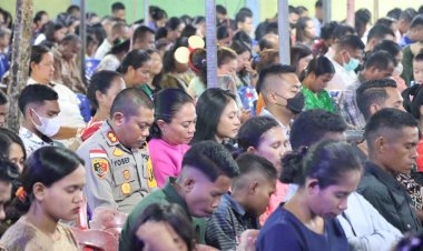 Sempatkan-Beribadah-Saat-Bertugas,-Kapolres-Belu-Pastikan-Misa-Malam-Natal-di-48-Gereja-Berlangsung-Aman-dan-Kondusif