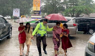Ditengah-Guyuran-Hujan,-Polres-Belu-Bersama-Instansi-Terkait-Setia-dan-Siaga-Amankan-Misa-Natal-di-Tapal-Batas