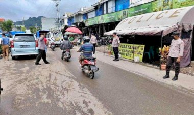 Beri-Rasa-Aman-dan-Nyaman-Masyarakat-Saat-Beraktivitas,-Personel-Pos-Pelayanan-Lilin-Polres-Belu-Rutin-Atur-Lalu-Lintas-dan-Patroli-di-Pasar