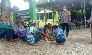 Waspadai-Banjir-dan-Longsor,-Pesan-Bhabinkamtibmas-Halimodok-kepada-Warga-Dusun-Luan-Bere