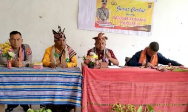 Kapolsek-Raimanuk-Ajak-Warga-Mandeu-Jaga-Kamtibmas-dan-Tetap-Waspada-Hujan-yang-Belum-Mereda