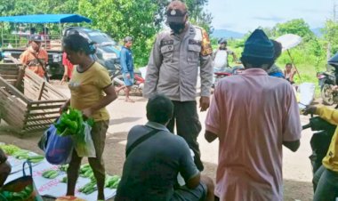 Hadir-Menjaga-Kamtibmas-di-Pasar-Mingguan-Halilulik,-AIPDA-Elias-Amaral-Imbau-Masyarakat-Jauhi-Pekat